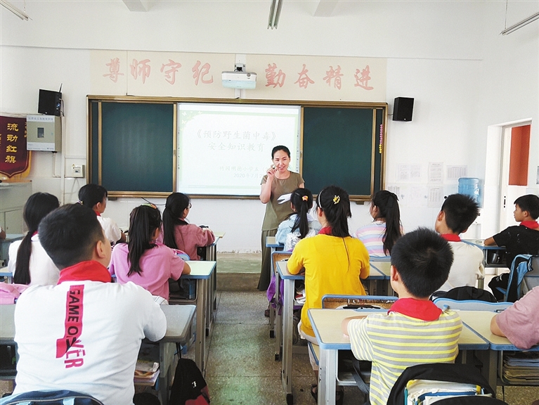 确保师生的身体健康和生命安全,近日,弥勒市竹园镇竹园明德小学开展了