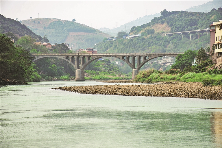 记者  王超  文/图   沿着开河高速公路绕过绵延的大山,从蒙自市